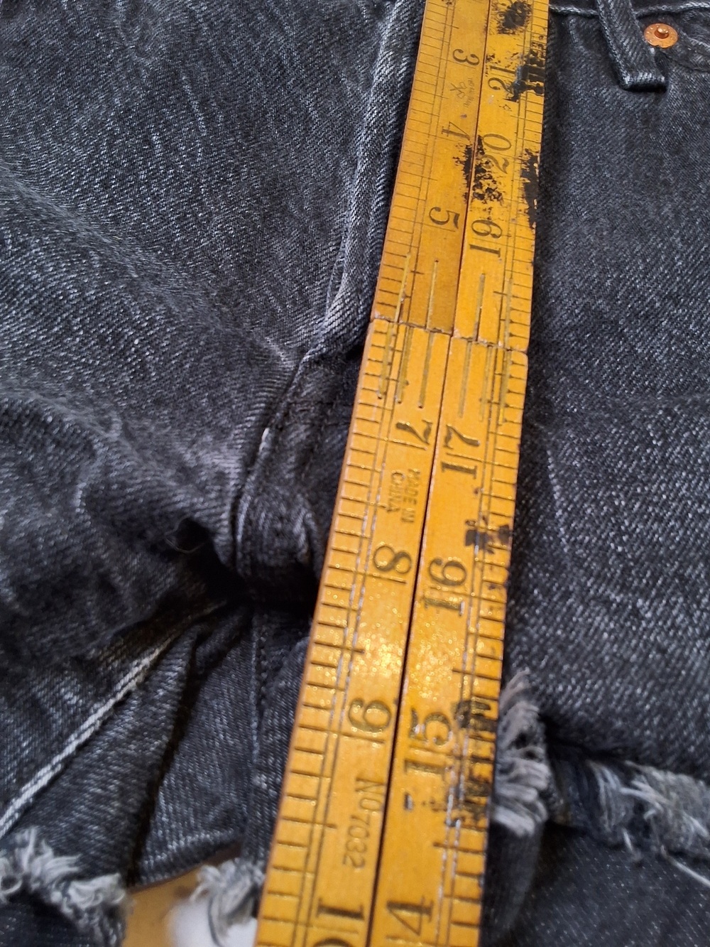 Levi's Womens Gray Straight Jeans Shorts with Signature Back Pocket - Picture 5 of 10